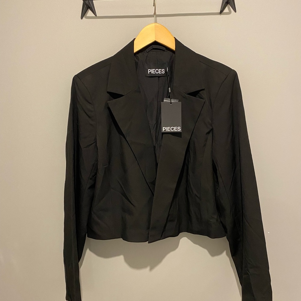 NWT Crop Tuxedo Jacket by PIECES in Black… Ladies XL